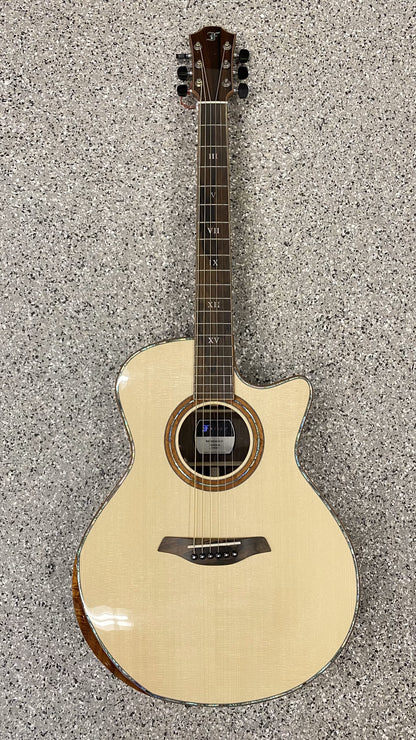 FURCH Red Deluxe GcE LI mit Tonabnehmer LR.BAGGS EAS-VTC Western-Gitarre